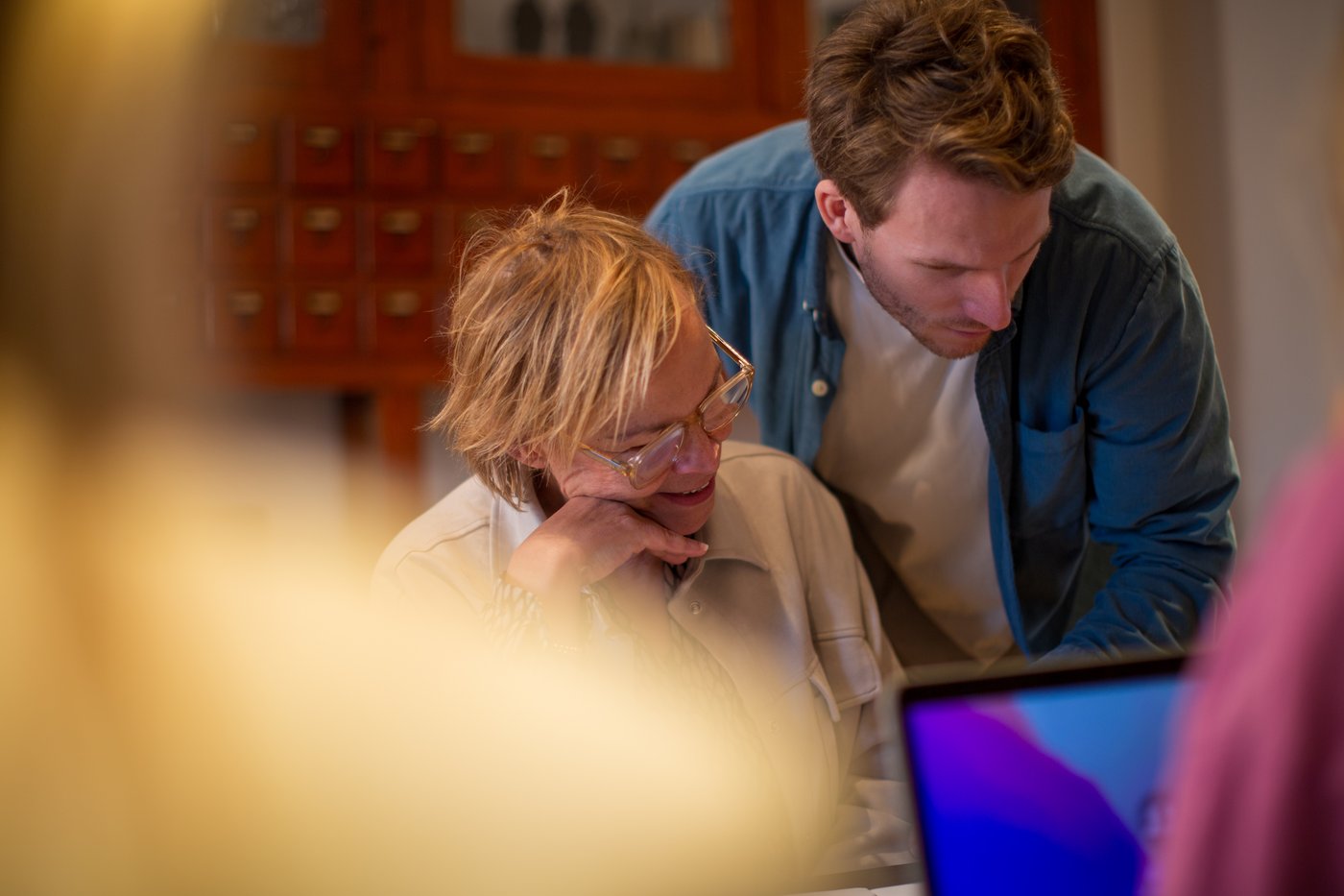 Twee adviseurs van MV Aanbestedingsspecialist bespreken een inschrijving aan tafel
