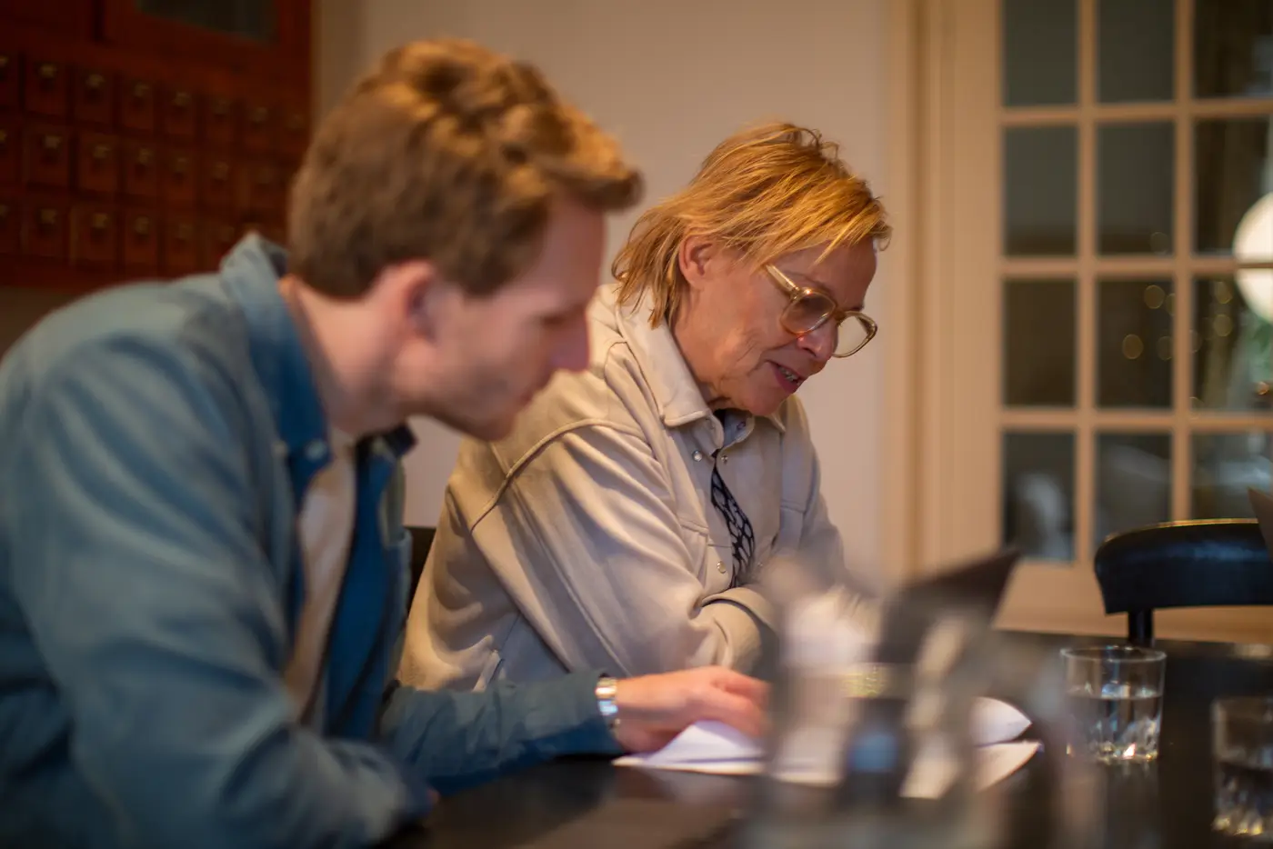Twee specialisten van MV overleggen over een zorgaanbesteding
